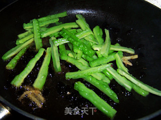 Stir-fried Bitter Gourd with Dace in Black Bean Sauce recipe