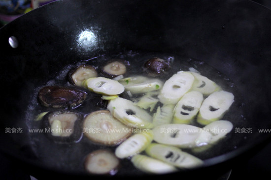 Shaking Bamboo Shoots and Mushrooms recipe