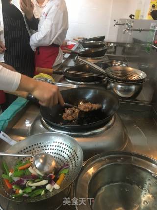 Stir-fried Beef with Onion, Fungus, Green Pepper recipe