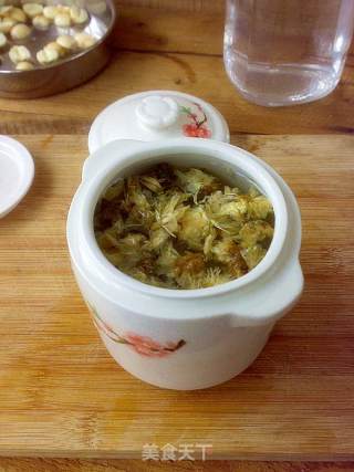 Lotus Seeds and Chrysanthemum Stewed with Rock Sugar recipe