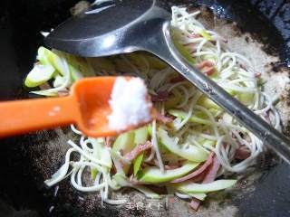 Fried Noodles with Ham and Bamboo Shoots recipe