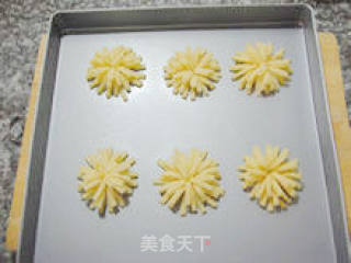 [handmade Chrysanthemum Biscuits] --- Make A Simulation Biscuit that Has Passed The Mold recipe