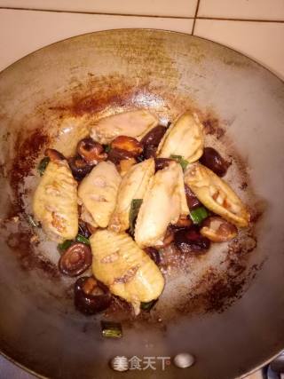 Stewed Chicken Wings with Mushrooms recipe