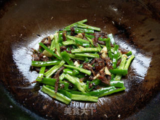 Stir-fried Green Pepper and Garlic Sprouts with Dace in Black Bean Sauce recipe