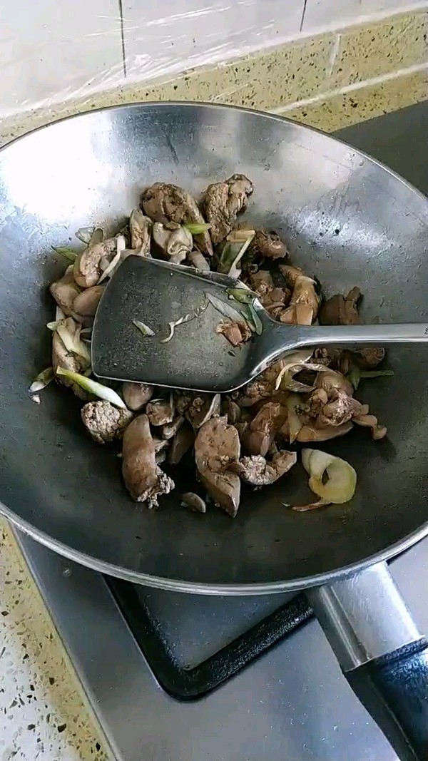 Stir-fried Chicken Liver with Green Onions to Replenish Qi and Blood recipe