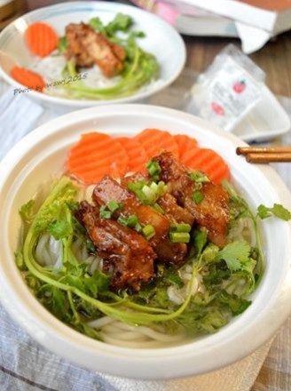 Boiled Chicken Rice Noodles with Salad Dressing and Soy Sauce recipe