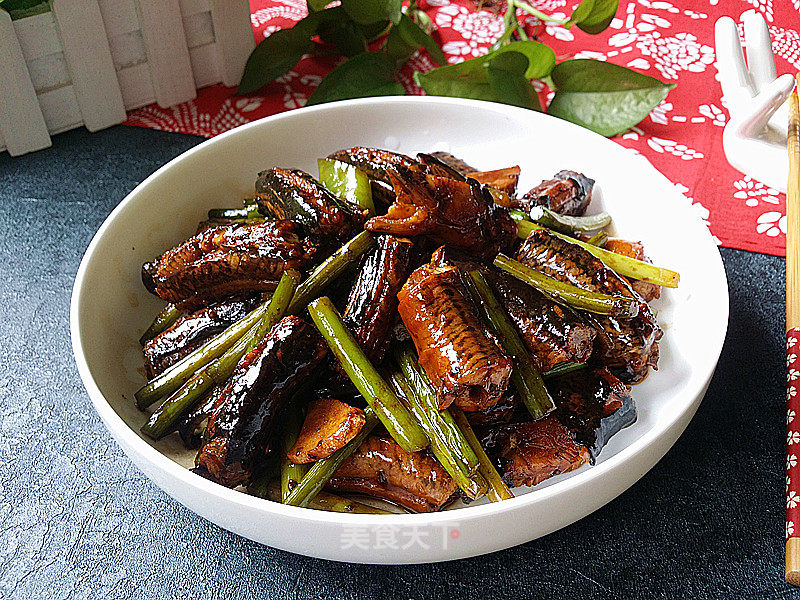 Grilled Rice Eel with Garlic Sprouts recipe