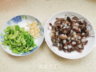 In The Hot Summer, A Plate of Spicy and Delicious Crayfish with A Cold Beer is Guaranteed to Keep You Away from The Summer Heat recipe