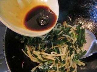 Stir-fried Double Silk with Spring Leek recipe