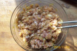 Sauerkraut and Fresh Pork Fried Bun recipe