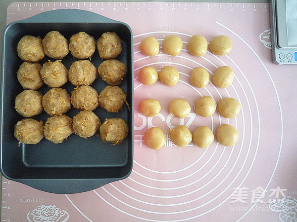 Cantonese Style Meat Floss Kidney Bean Mooncake recipe