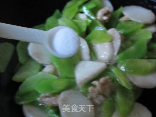 Stir-fried Yam Pork Slices with Lettuce and Red Pepper recipe