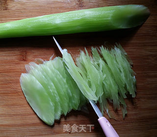 Stir-fried Shredded Pork with Lettuce recipe