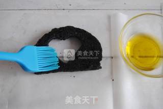 #aca烤明星大赛# Fried Bamboo Charcoal Toast Slices with Olives recipe