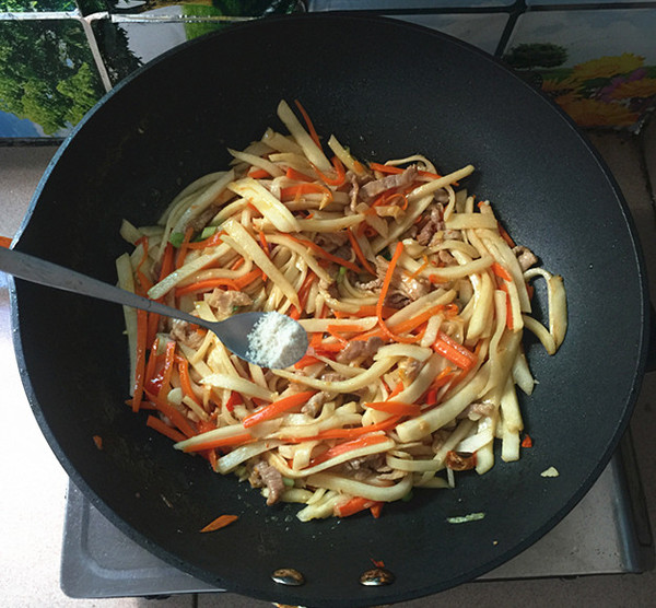 Stir-fried Cold Potato with Chopped Pepper and Shredded Pork recipe