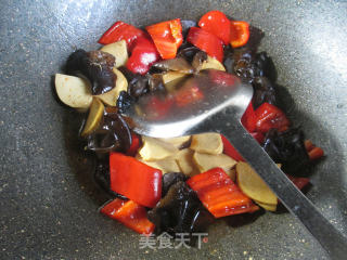 Stir-fried Small Vegetarian Chicken with Black Fungus and Red Pepper recipe