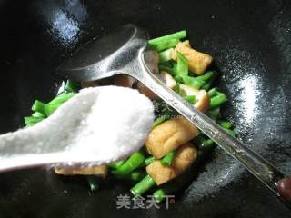 Stir-fried Plum Beans with Tofu in Hot Pepper Oil recipe