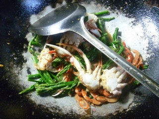 Stir-fried Flower Crab with Asparagus Tip recipe