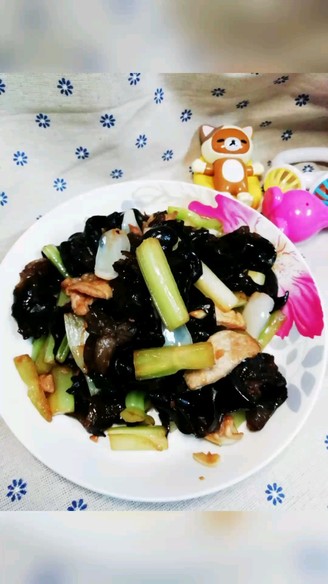 Stir-fried Lily with Celery Fungus recipe