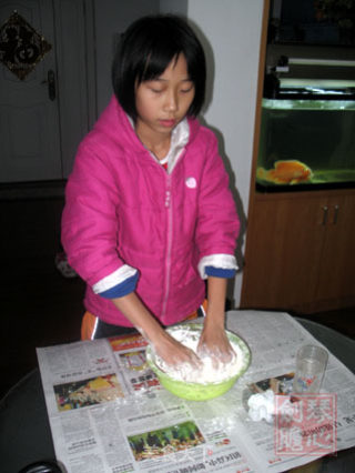 There is A Small Kitchen at Home--little Mm Learns to Make Pizza recipe