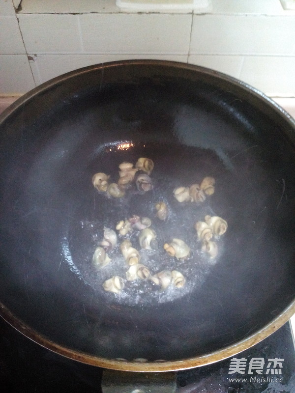 Stir-fried Conch with Leek recipe