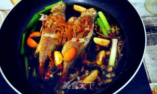 Scallion Roasted Tangerine Peel Small Yellow Croaker recipe