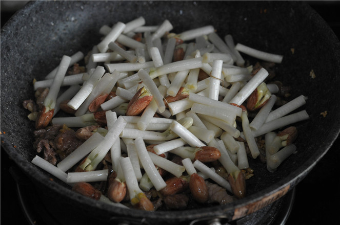 Stir-fried Pork with Peanut Sprouts recipe