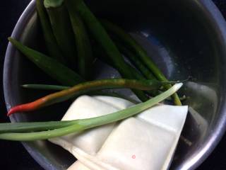 Okra and Green Pepper Mixed with Dried Beans recipe