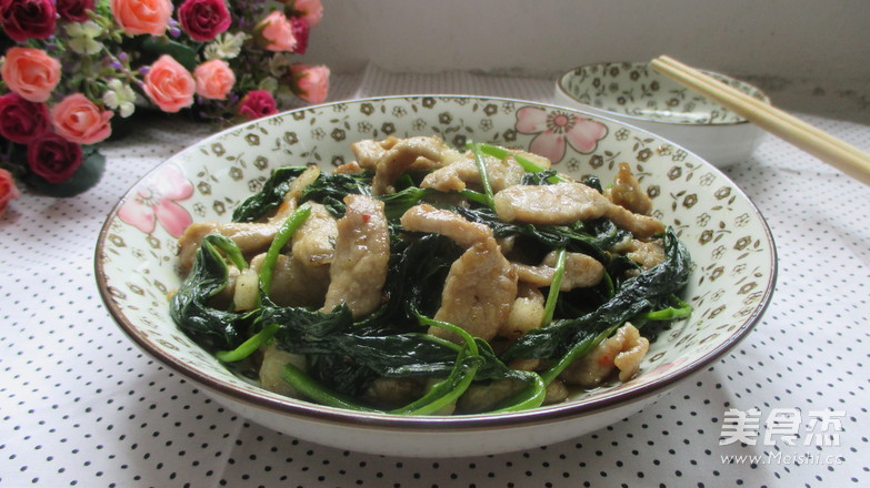 Stir-fried Lean Pork with Sweet Potato Leaves recipe