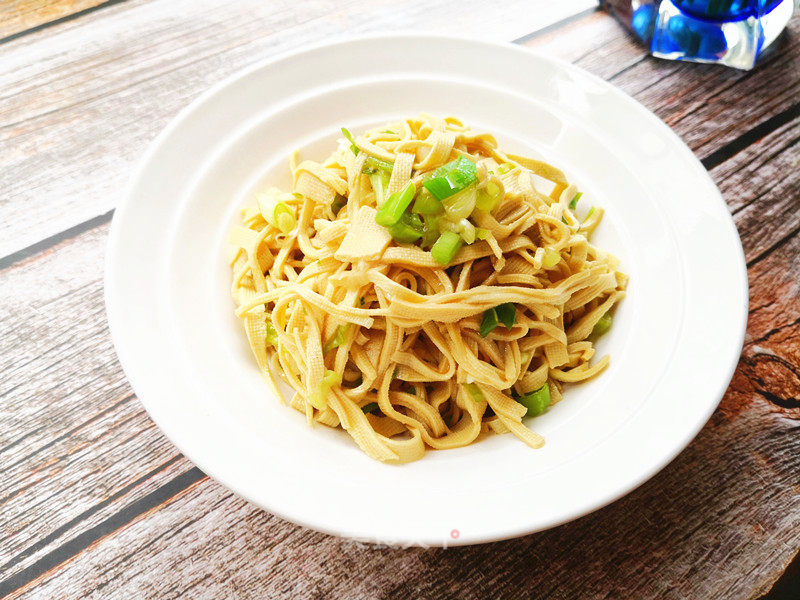 #凉饭菜# Tofu Skin with Scallion Oil recipe