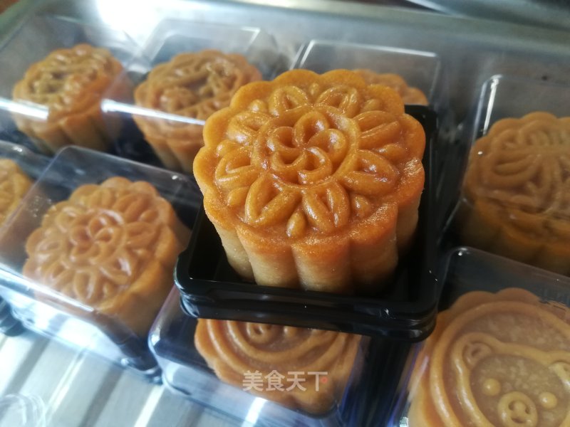 Cantonese-style Moon Cakes-moon Cakes with Lotus Seed Paste and Egg Yolk