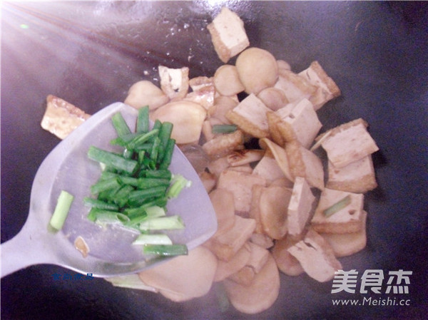 Fried Pleurotus Eryngii with Pork Skin recipe