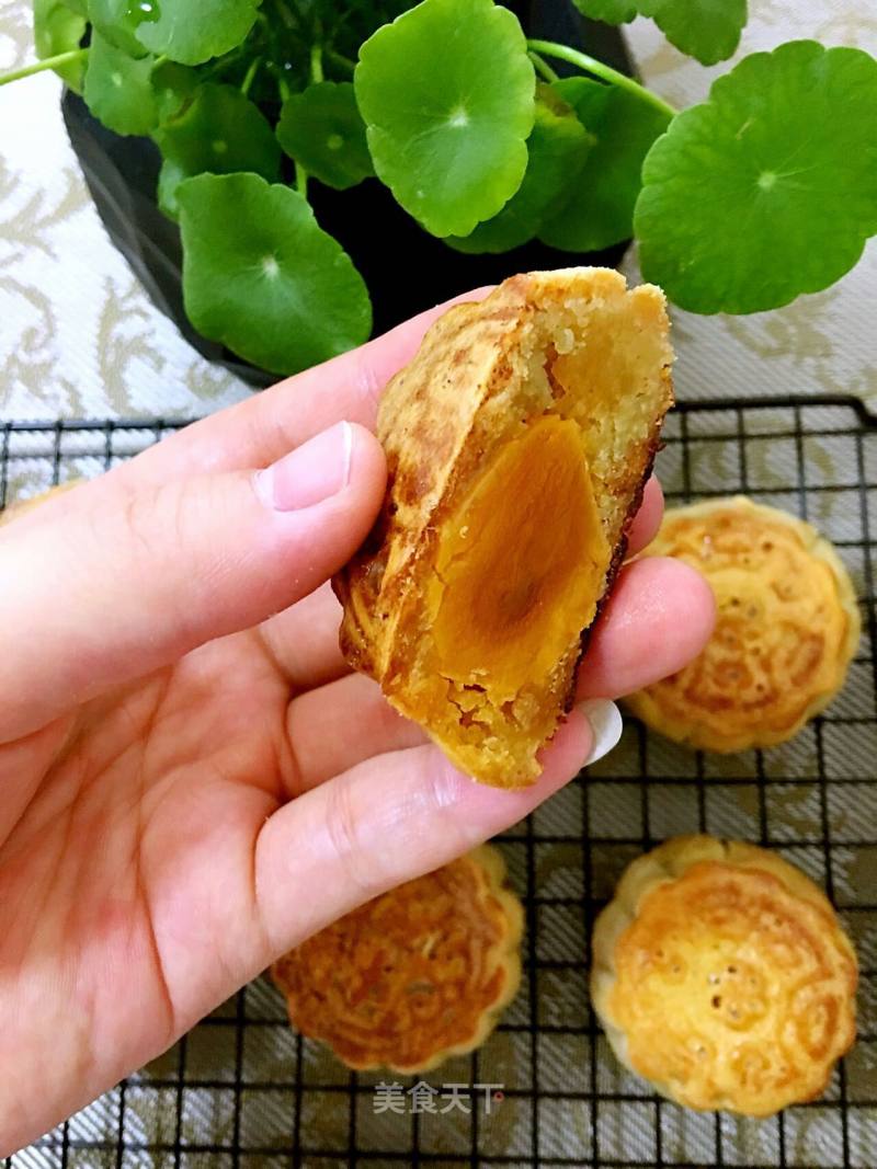 Cantonese-style Lotus Paste and Egg Yolk Mooncakes recipe