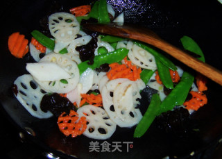 The Perfect Match for Autumn Health Preservation-lotus Pond Small Stir-fry recipe