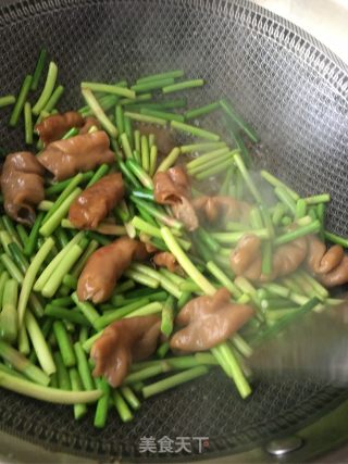 Stir-fried Large Intestine with Garlic Moss recipe