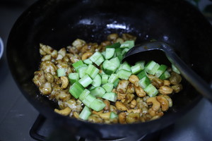 Stir-fried Chicken with Cashew Nuts recipe