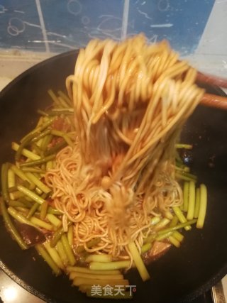 Braised Noodles with Garlic Moss recipe