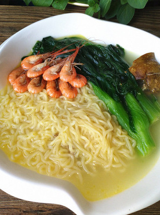 Instant Noodles in Shrimp and Chicken Soup