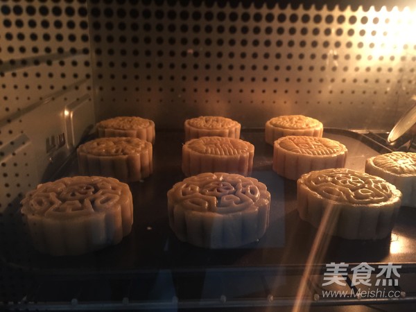 Pandan Lotus Paste Mooncakes recipe