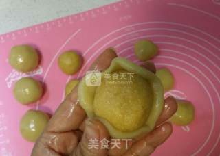 Cantonese-style Coconut Milk Fragrant Mooncakes recipe