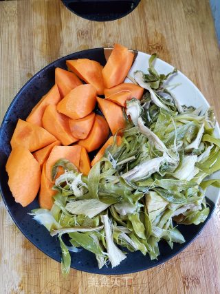 Bawang Flower Carrot Pot Pork Bone Chicken Feet recipe