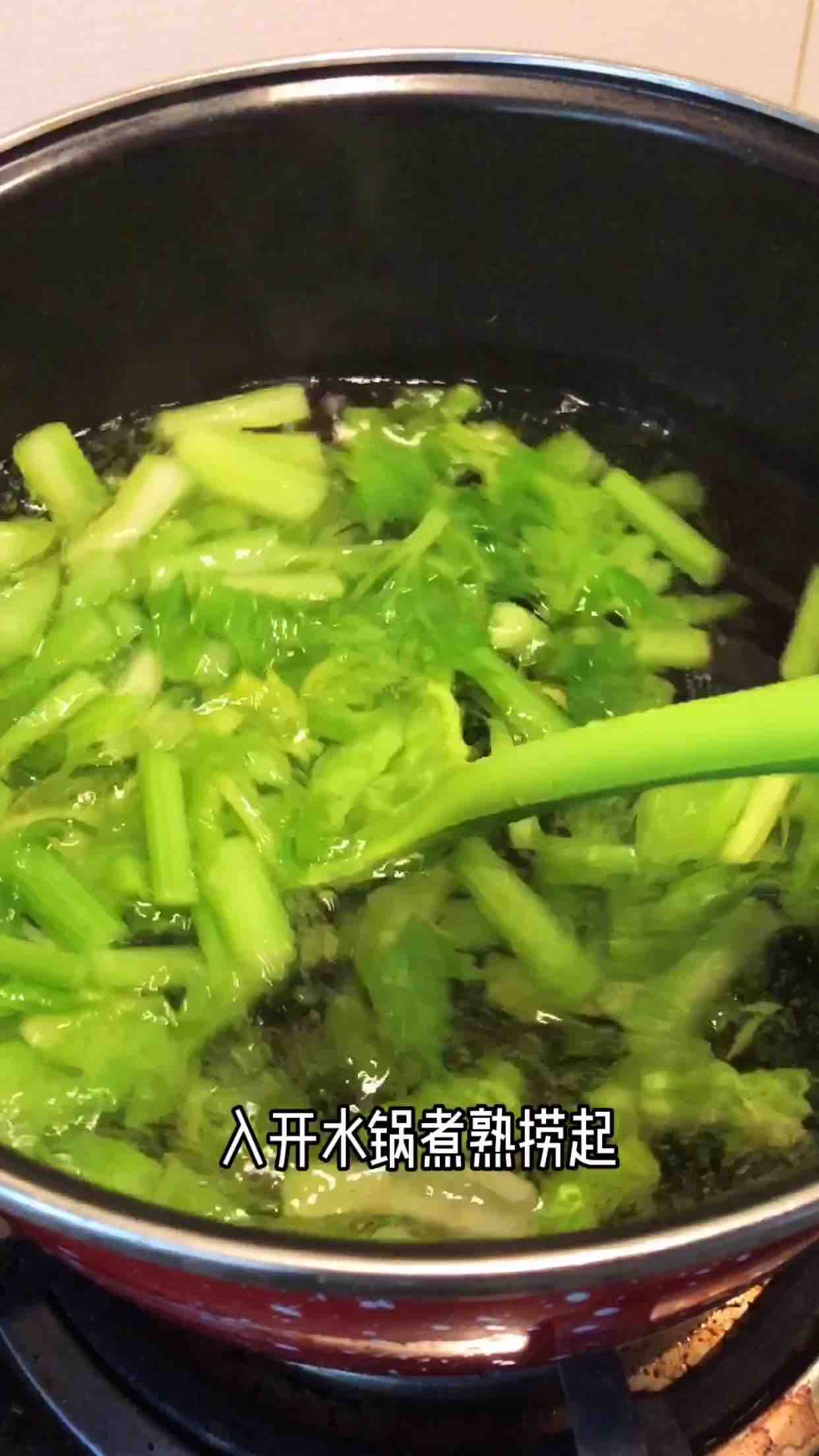 Celery Mixed with Black Fungus recipe