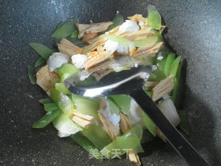 Stir-fried Lettuce with Salted Duck Egg and Yuba recipe