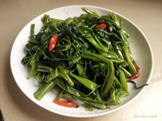 Spicy Stir-fried Water Spinach recipe