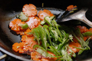 Stir-fried Thin Fungus with Sliced Gourd and Carrot recipe