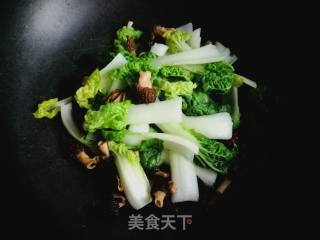 Stir-fried Morels with Yellow Cabbage recipe