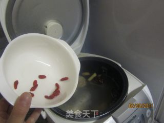 The Rice Cooker Can Also Make Delicious Soup-chicken Leg Soup recipe