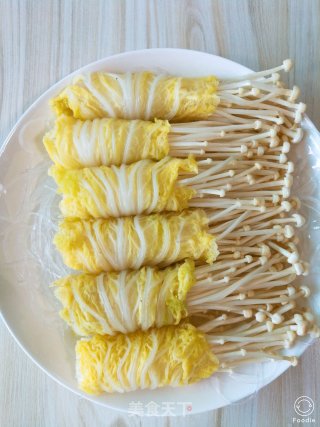 A Delicious Vegetarian "pickled Pepper Vermicelli Steamed Golden Needle Roll" recipe