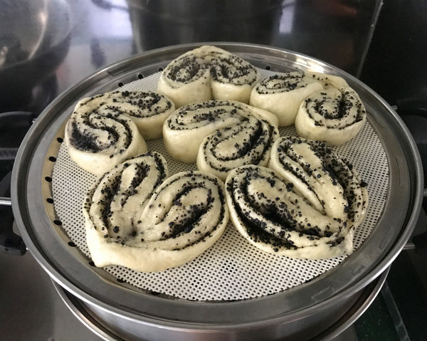 Heart-shaped Black Sesame Flower Roll recipe