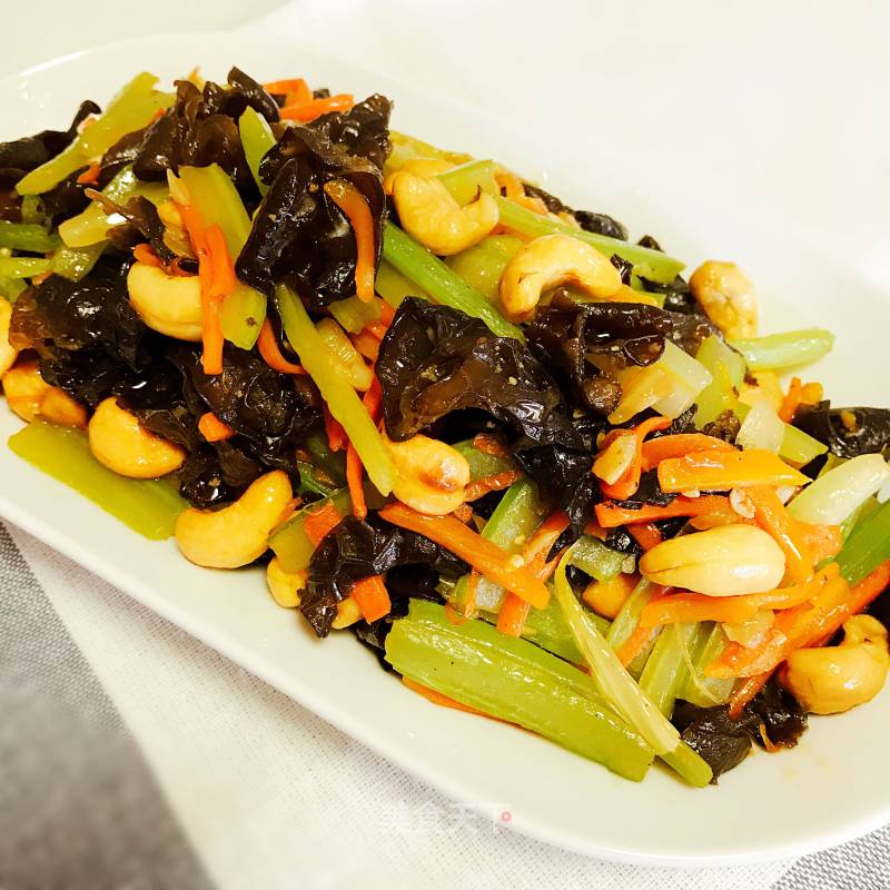 Stir-fried Fungus with Cashew Nuts and Celery